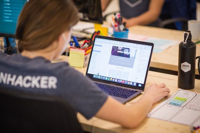 Mulheres investem em carreiras na área de tecnologia apesar de mercado desigual